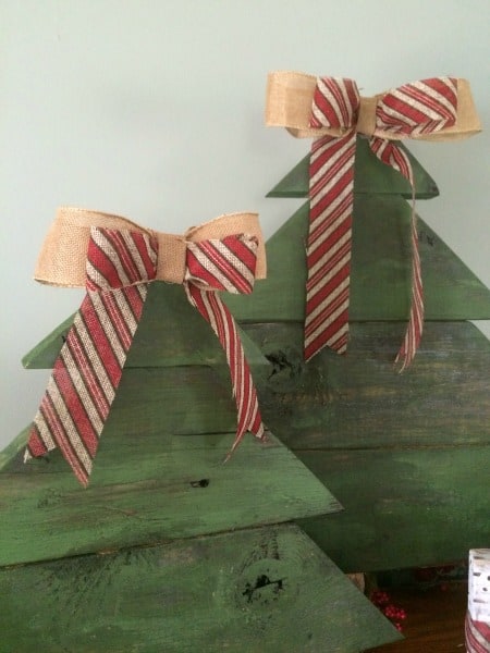 DIY Rustic Christmas Tree Burlap Bows