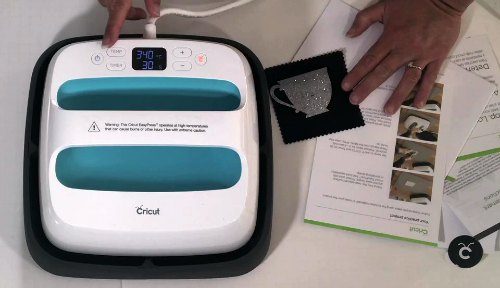 Going over the controls on a Cricut easy press for review