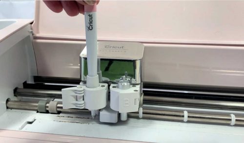 loading the Cricut scoring stylus